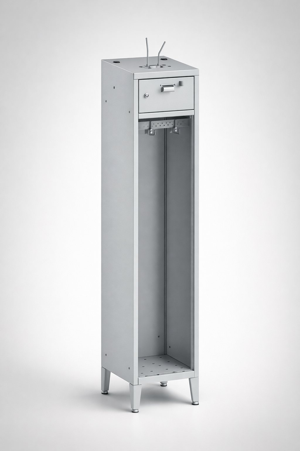 Zaměstnanecká šatní skříň MSS 411 na nogach - uspořádané osobní vybavení a opakovatelný standard