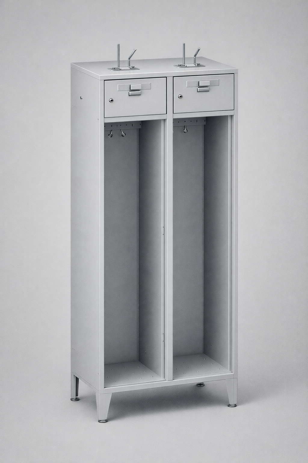 Zaměstnanecká šatní skříň MSS 421 na nogach - uspořádané osobní vybavení a opakovatelný standard